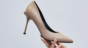 Leather shoes rub your feet: you can apply some white wine