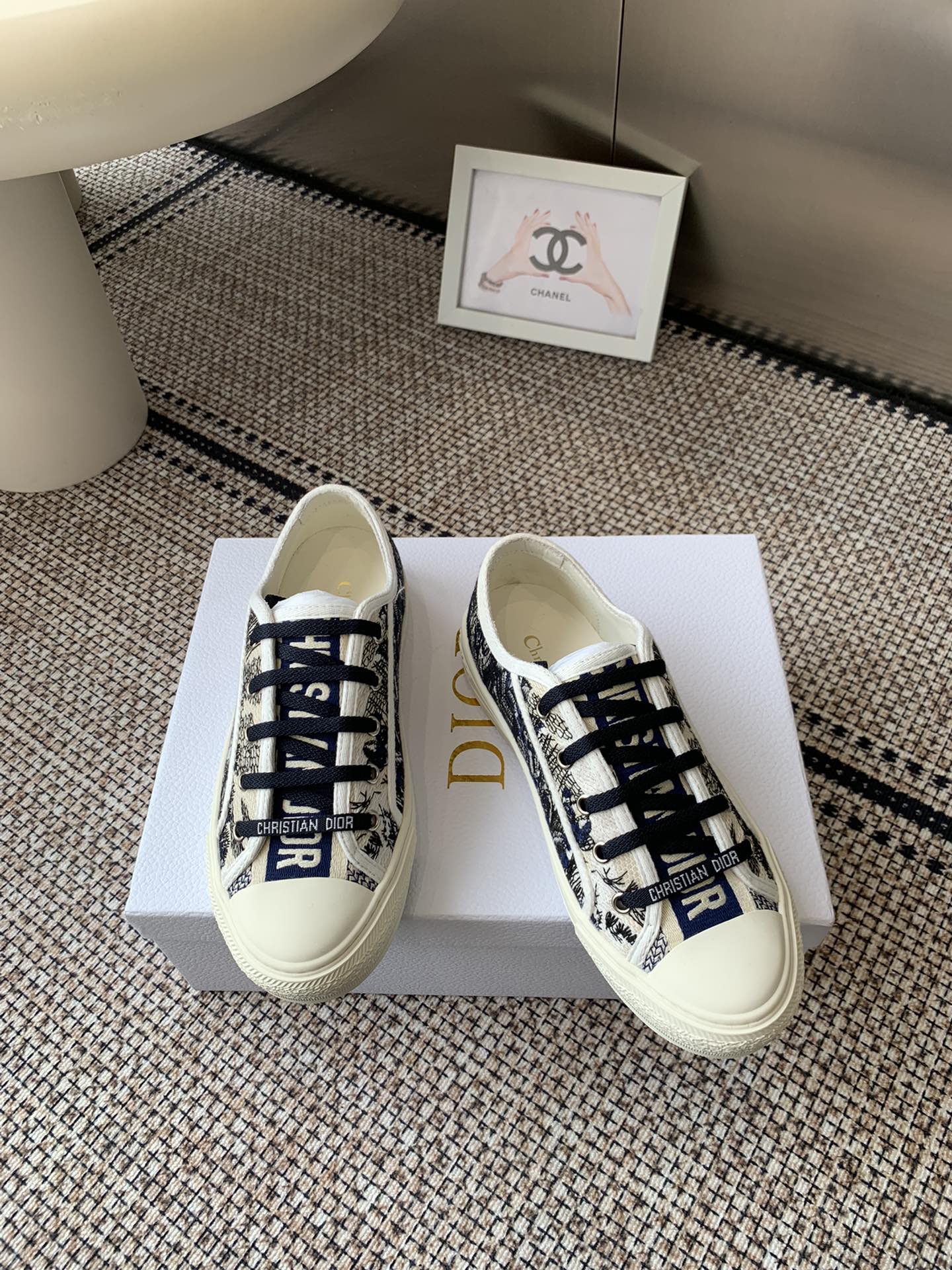 Dior's new embroidered canvas shoes sports shoes