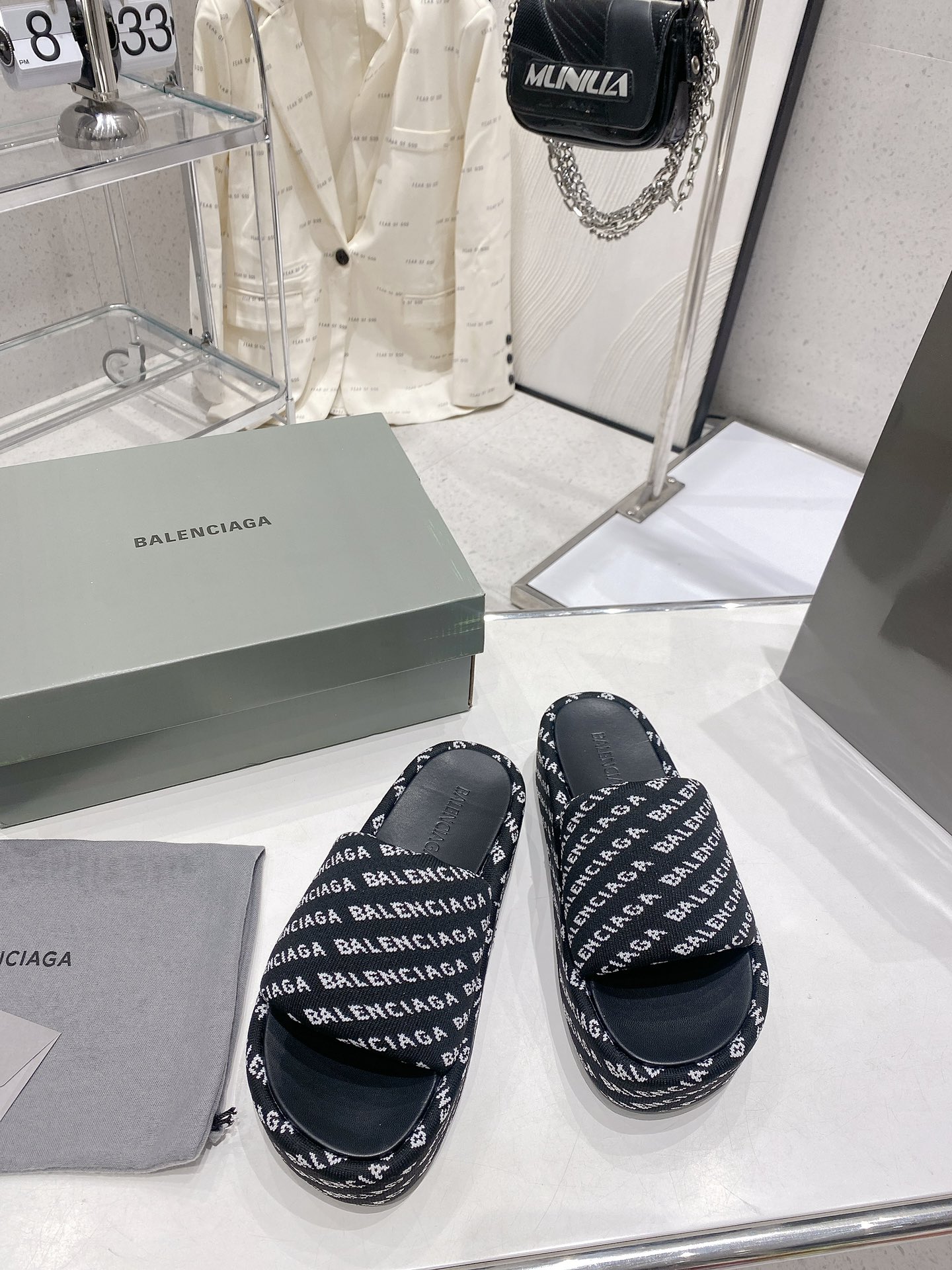 Balenciaga's new thick soled sponge cake slippers INS hot selling item